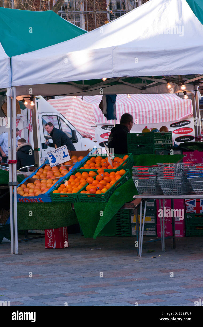 Pompelmi ed arance su un mercato di frutta e verdura in stallo Foto Stock