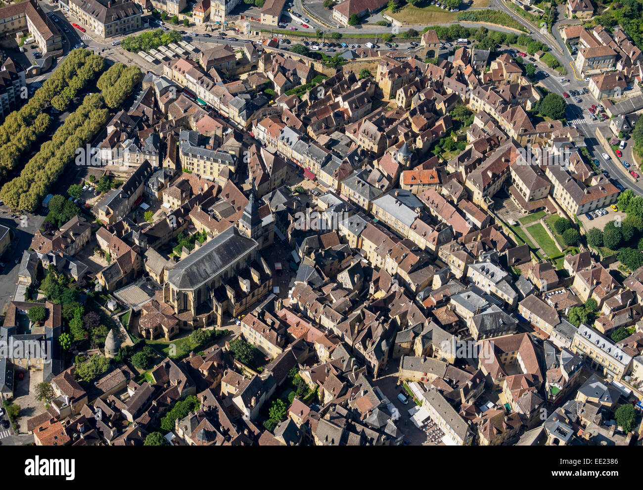 Vista aerea: la vecchia città medievale di Sarlat nella regione Périgord della Francia meridionale. Foto Stock