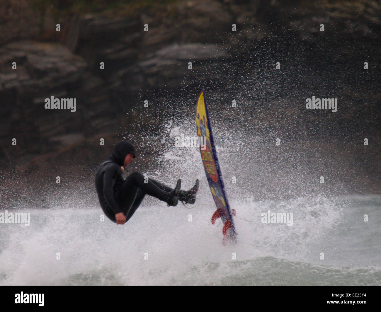 Surfer tergi a Harlyn Bay, Cornwall, Regno Unito Foto Stock
