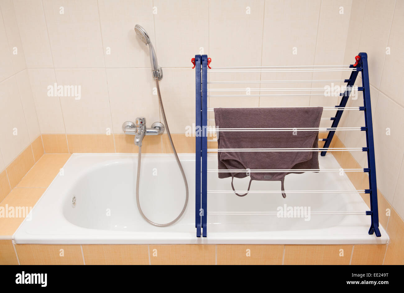 Pieghevole stendibiancheria stendino su vasca da bagno Foto stock - Alamy