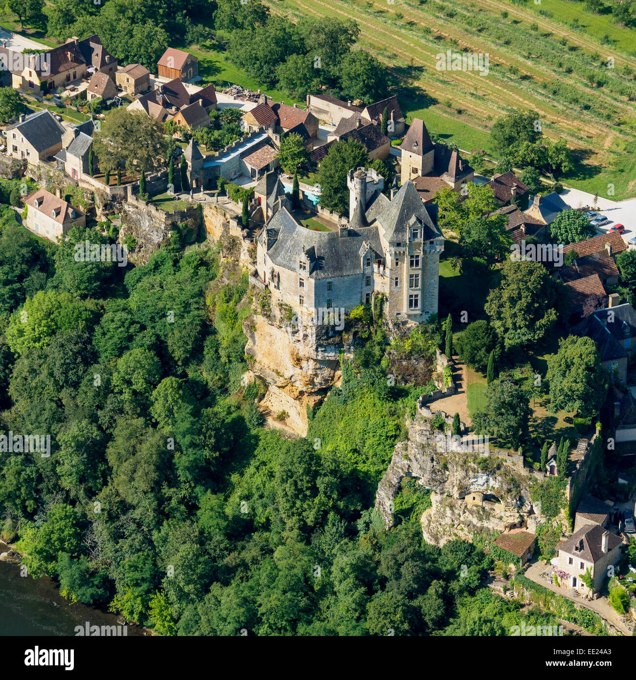 Vista aerea: Borgo e Castello di Montfort nella regione Périgord della Francia meridionale Foto Stock