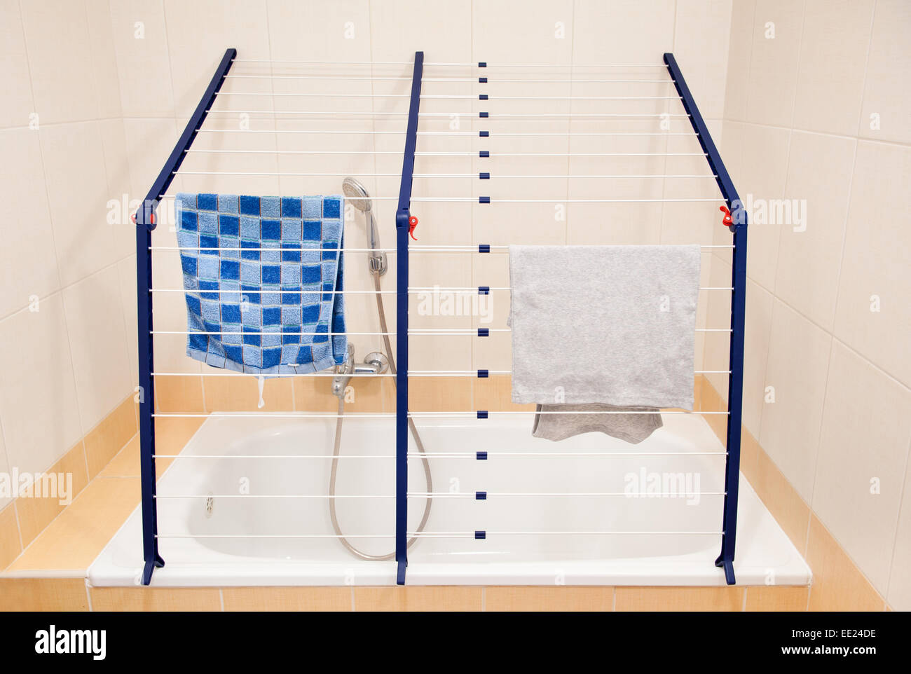 Ripiegabile su vasca da bagno la piegatura stendibiancheria stendino Foto  stock - Alamy