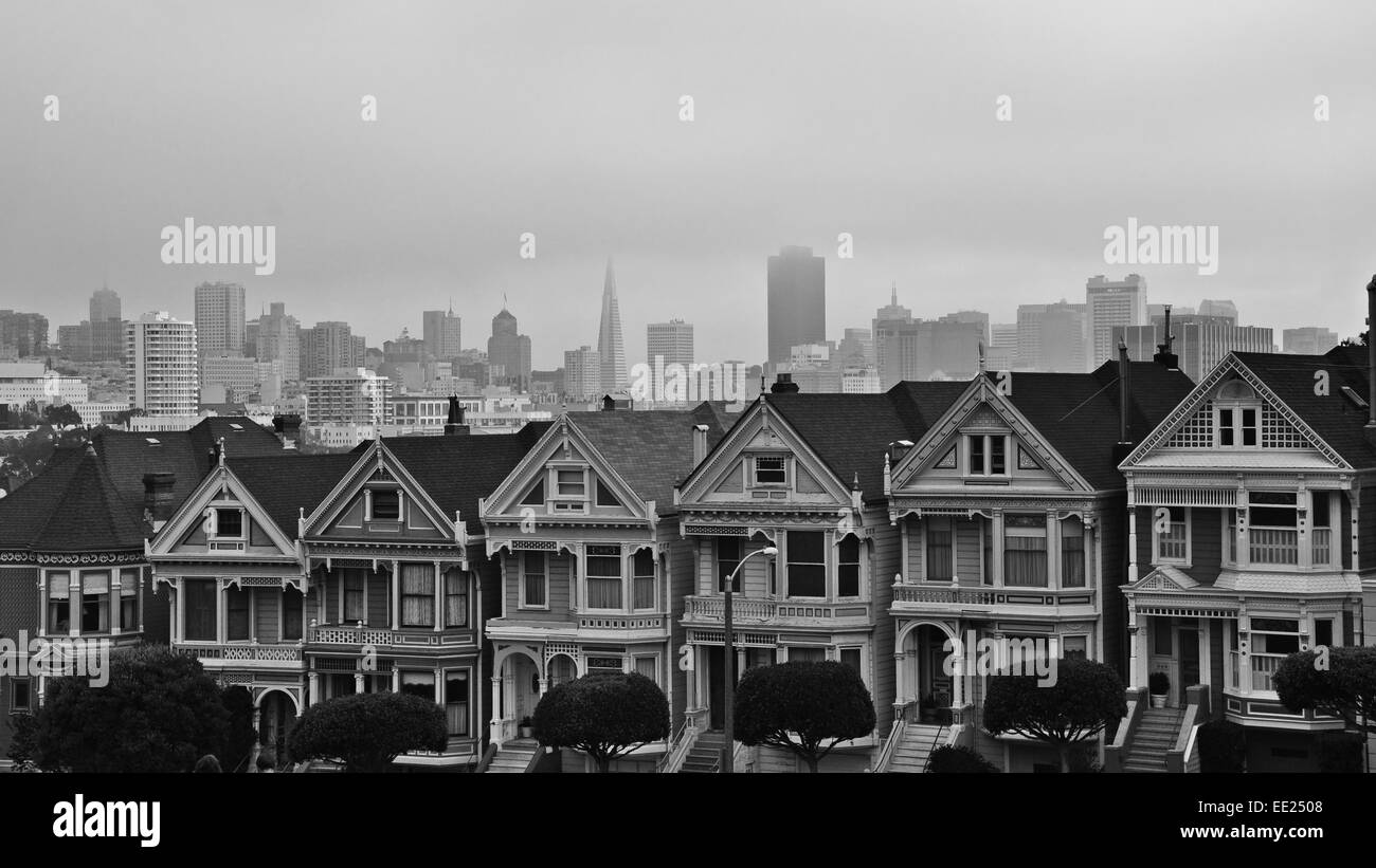 "Painted Ladies' a Alamo Square, sottolineando in particolare lo skyline del centro cittadino di San Francisco, CA, Stati Uniti d'America. Foto Stock