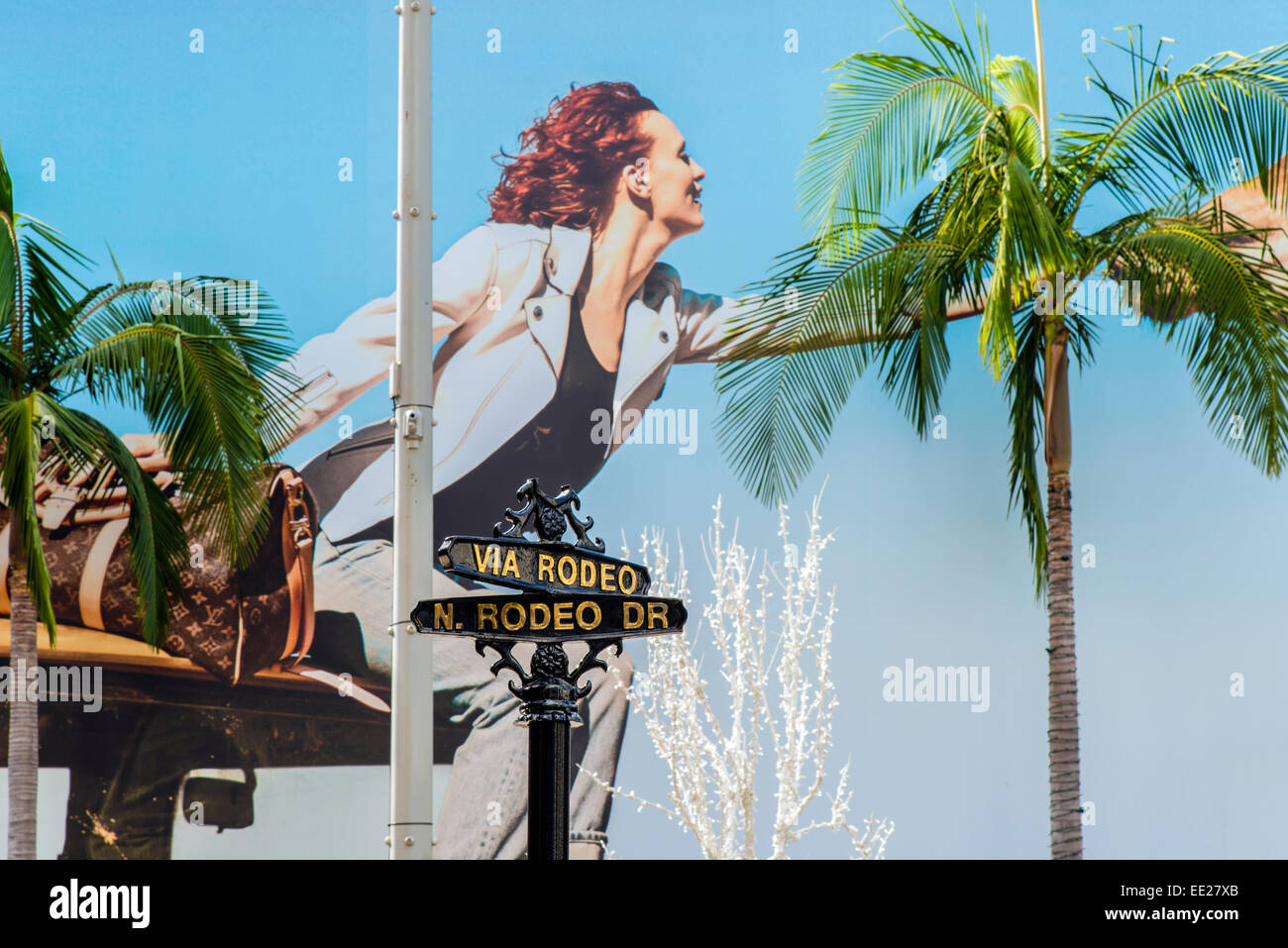 Rodeo Drive strada segno con murale pubblicitario di moda parete dietro, Beverly Hills, Los Angeles, California, Stati Uniti d'America Foto Stock