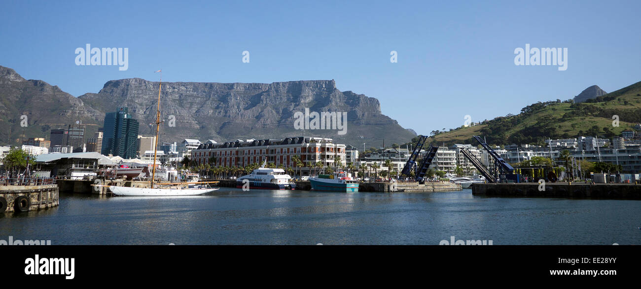 Grande formato di immagine il V & A Waterfront di Città del Capo in Sud Africa, con Table Mountain in background. Foto Stock