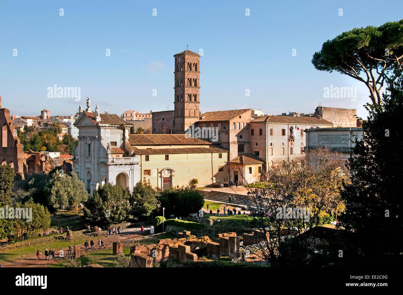 Rovine di Roma Forum Romanum Forum romano Italia Lazio con oltre la Chiesa di Santa Maria in Cosmedin Foto Stock