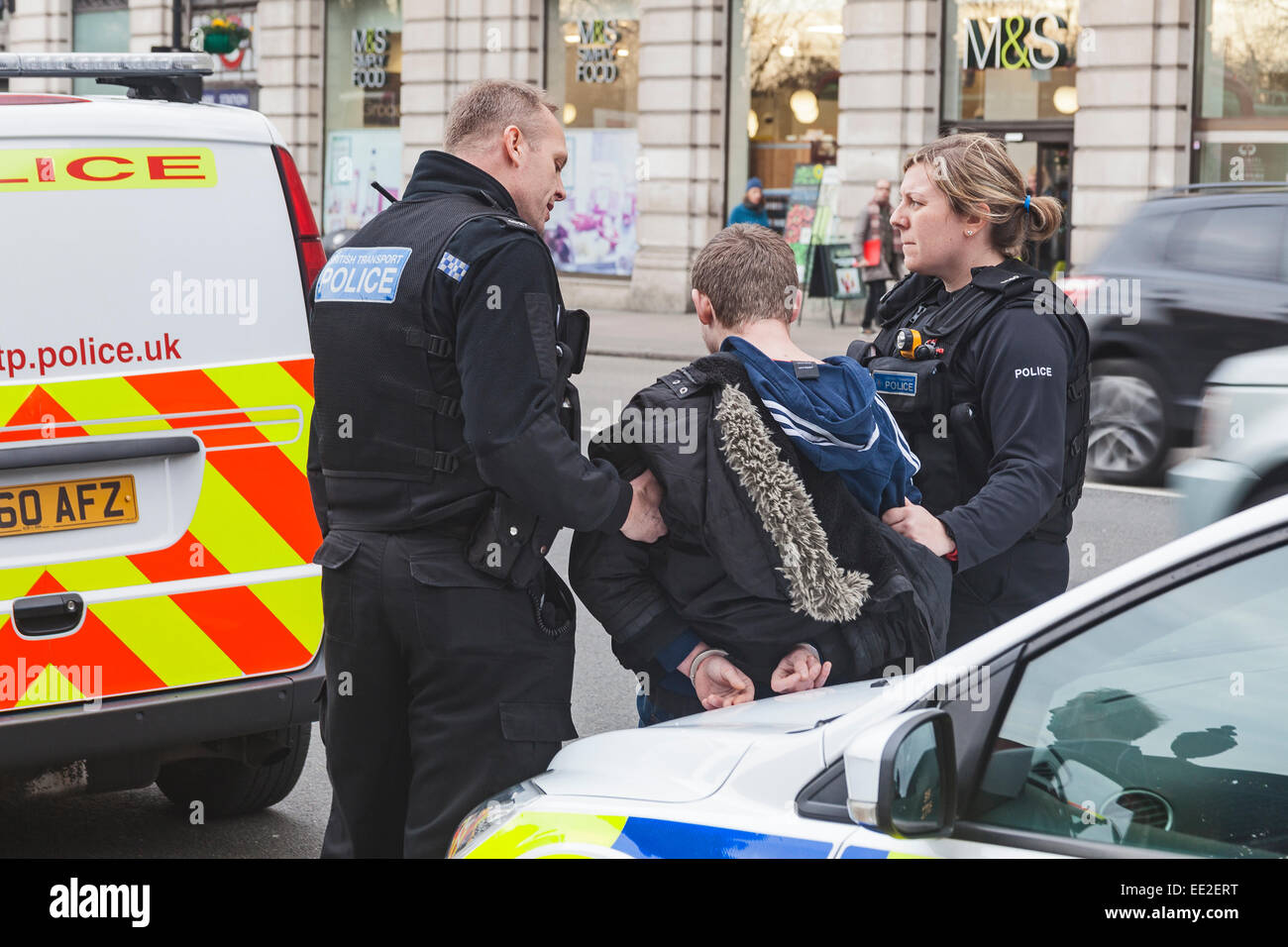 Londra, Piccadilly Metropolitan poliziotti rendendo un arresto Foto Stock