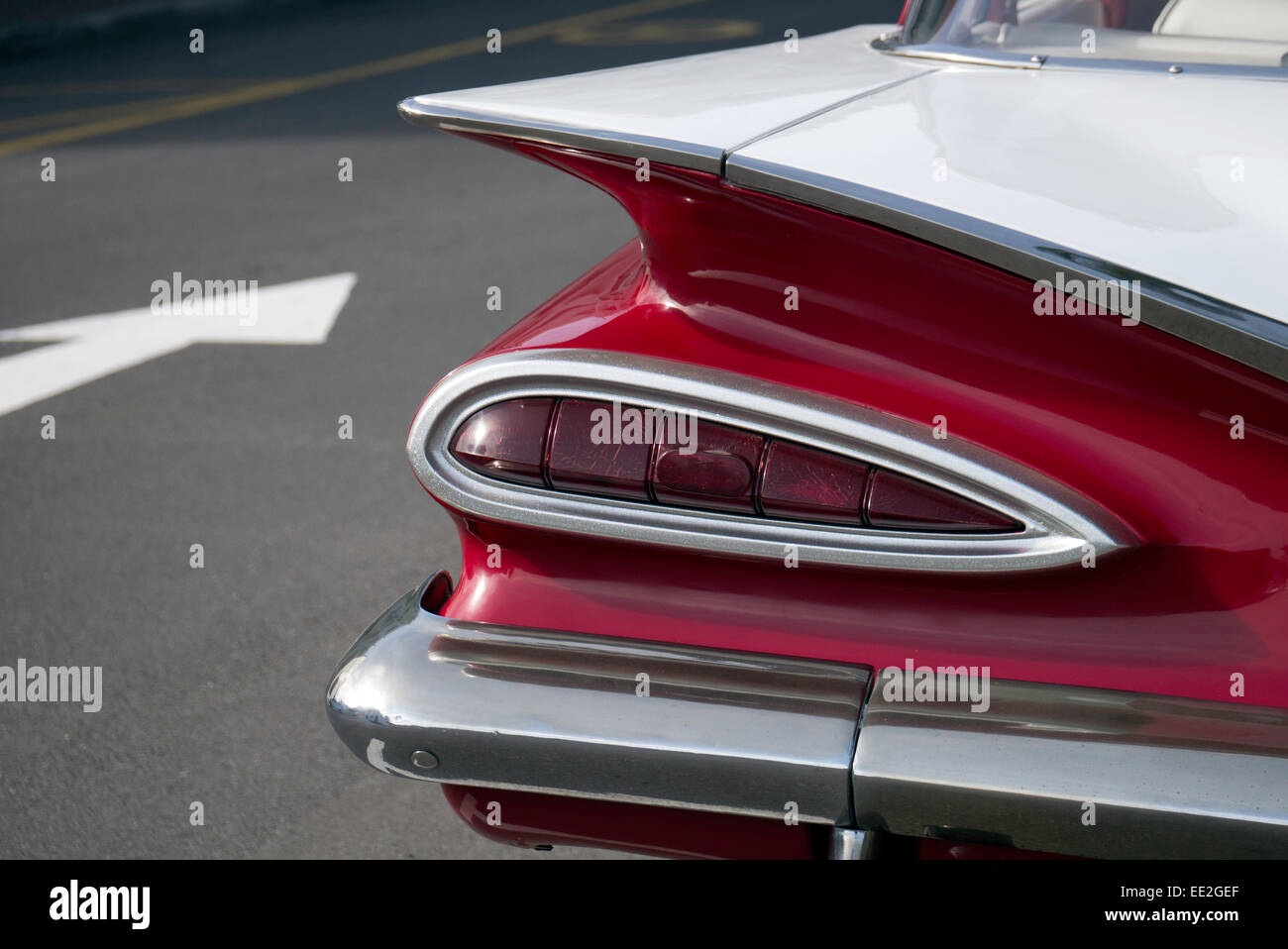 La coda di un classico 1950 Chevrolet (Chevy) Impala (probabilmente una berlina 1959) parcheggiata in Hermanus, Sud Africa. Foto Stock