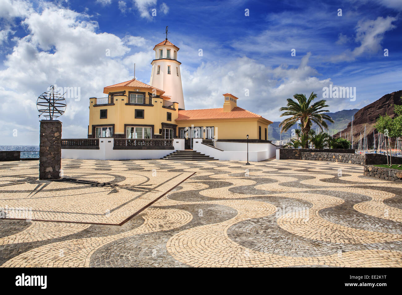 Marina resort a forma conica sulla costa est dell'isola di Madeira, Portogallo Foto Stock
