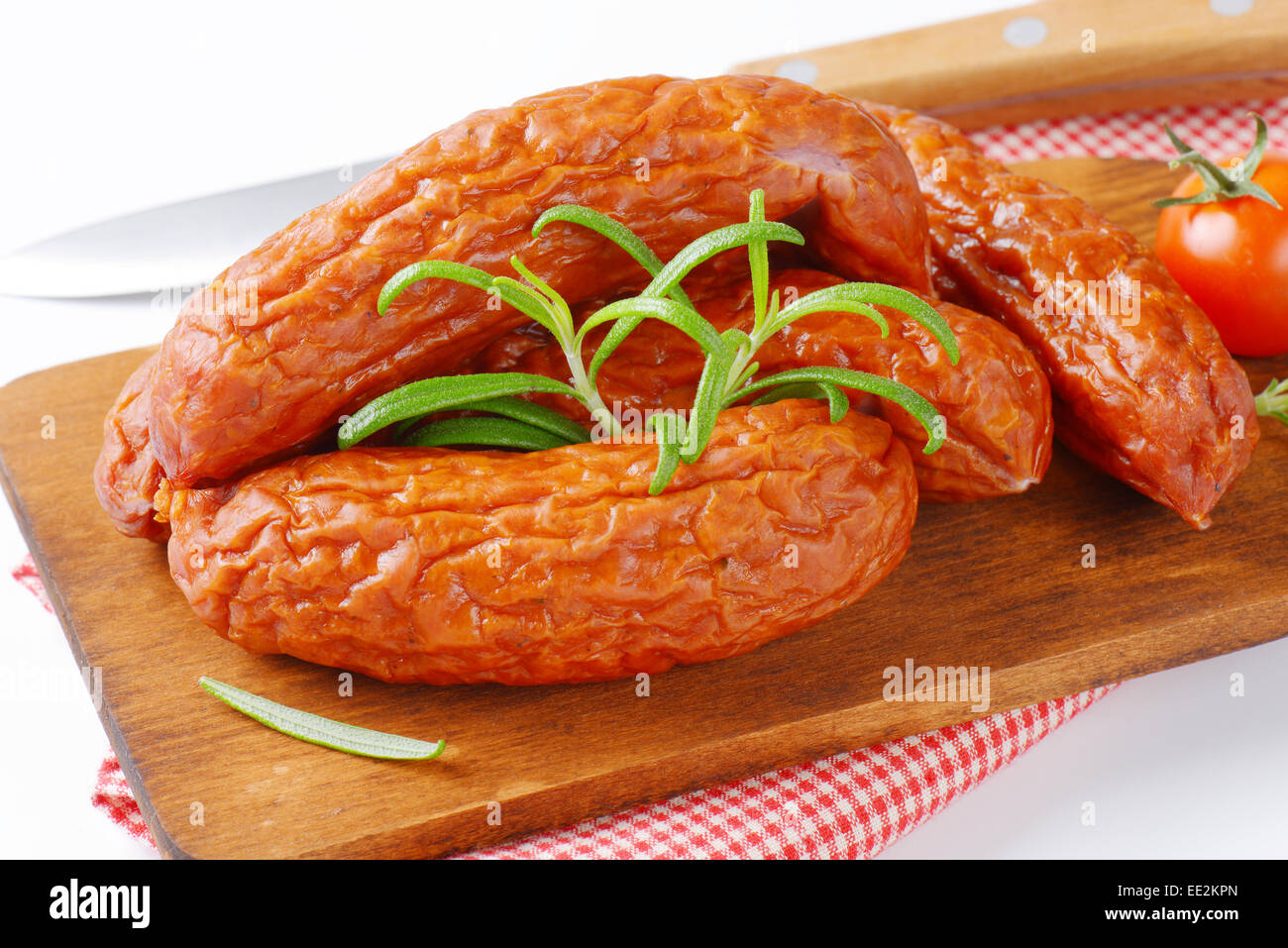 Kielbasa Mysliwska - leggermente affumicato e asciugato il polacco salsicce con pelle rugosa Foto Stock