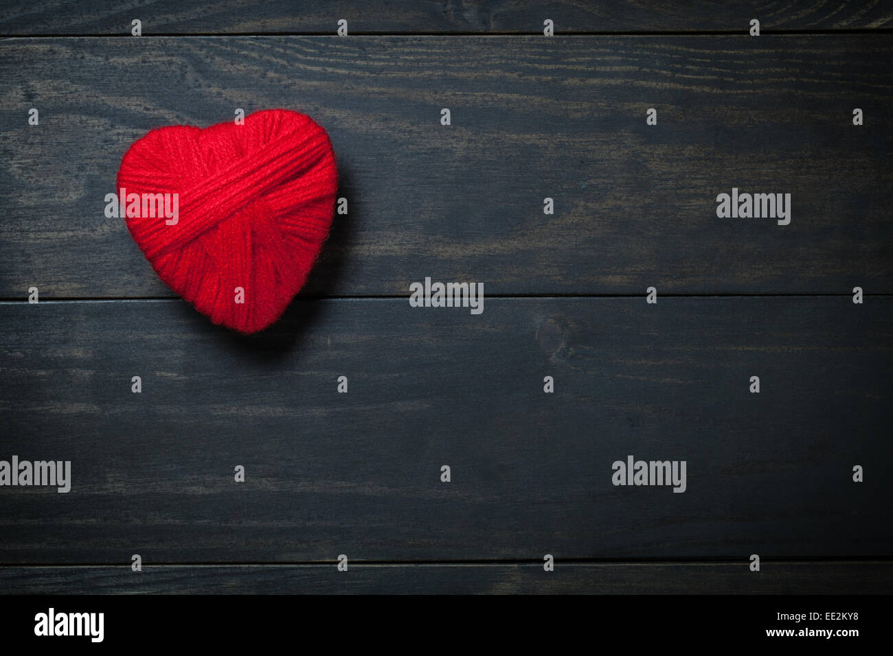 Il giorno di San Valentino lo sfondo con il cuore fatto di lana di colore rosso. Copia dello spazio. Vista superiore Foto Stock