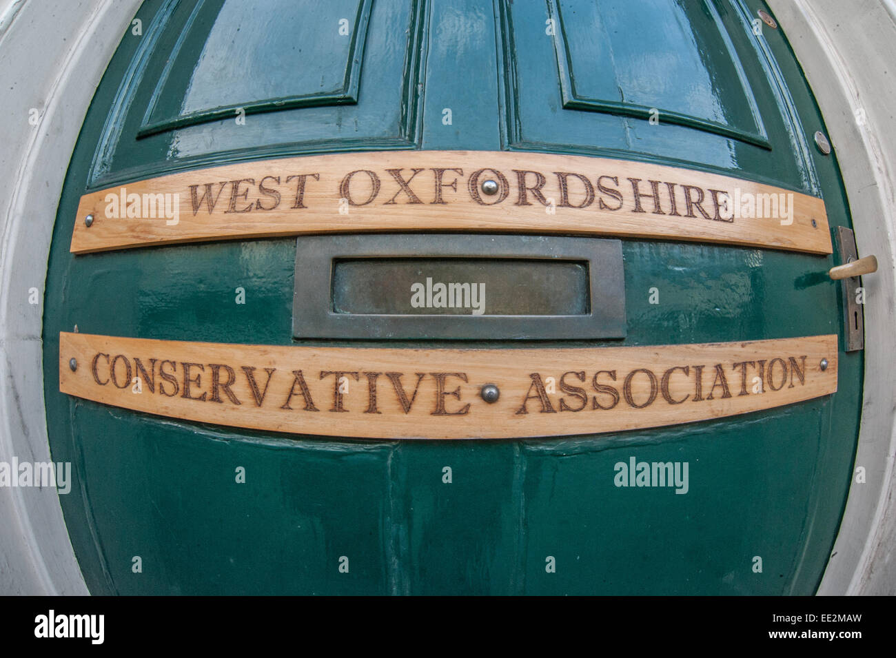 Witney, Oxfordshire, Regno Unito. 13-01-2015 Il Primo Ministro David Cameron la sua circoscrizione elettorale porta office su High Street, Witney, West Oxfords Foto Stock