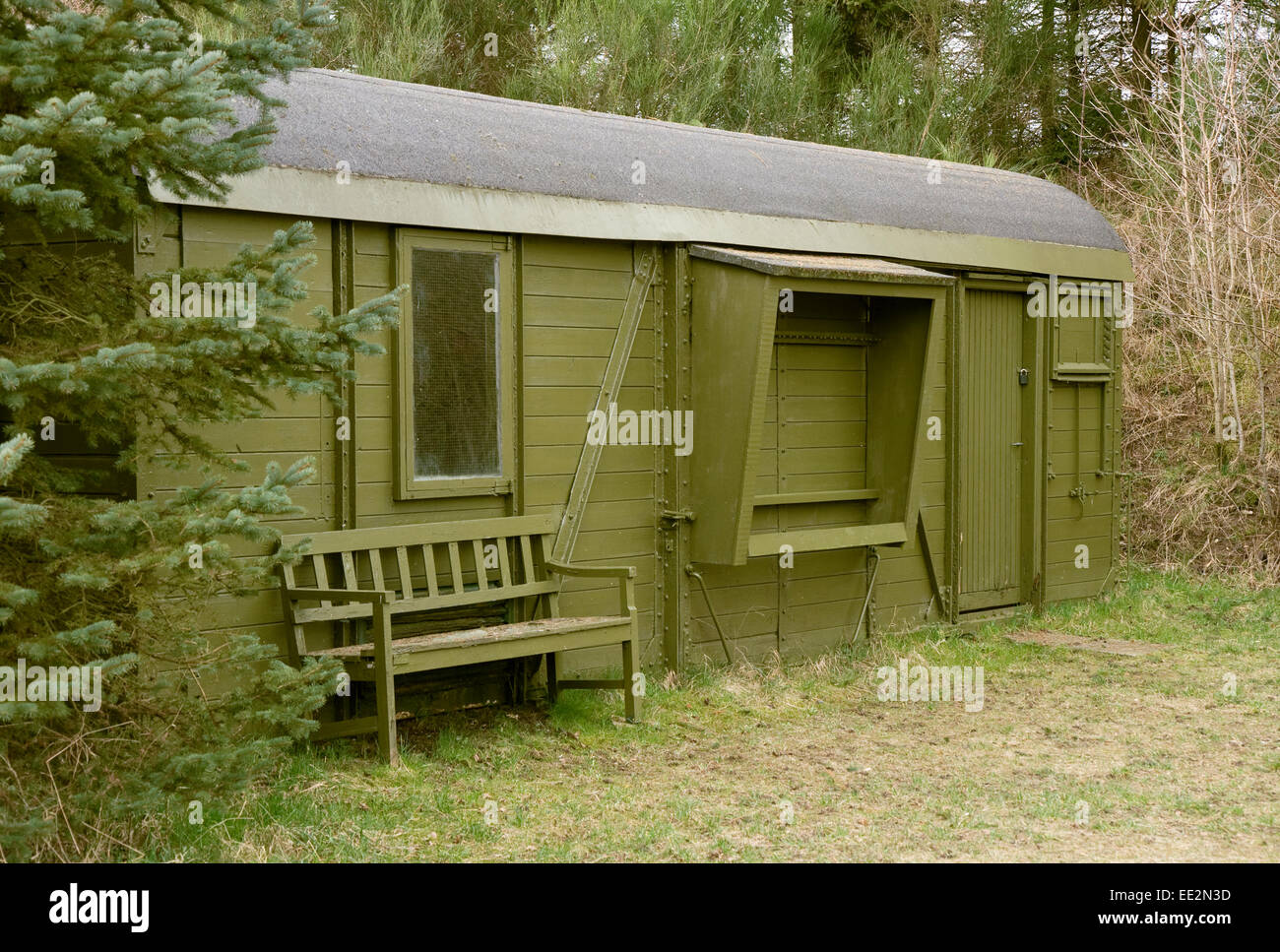 Nolo auto (o box auto) che si trova in una piccola foresta, utilizzato come un piccolo cottage week-end Foto Stock
