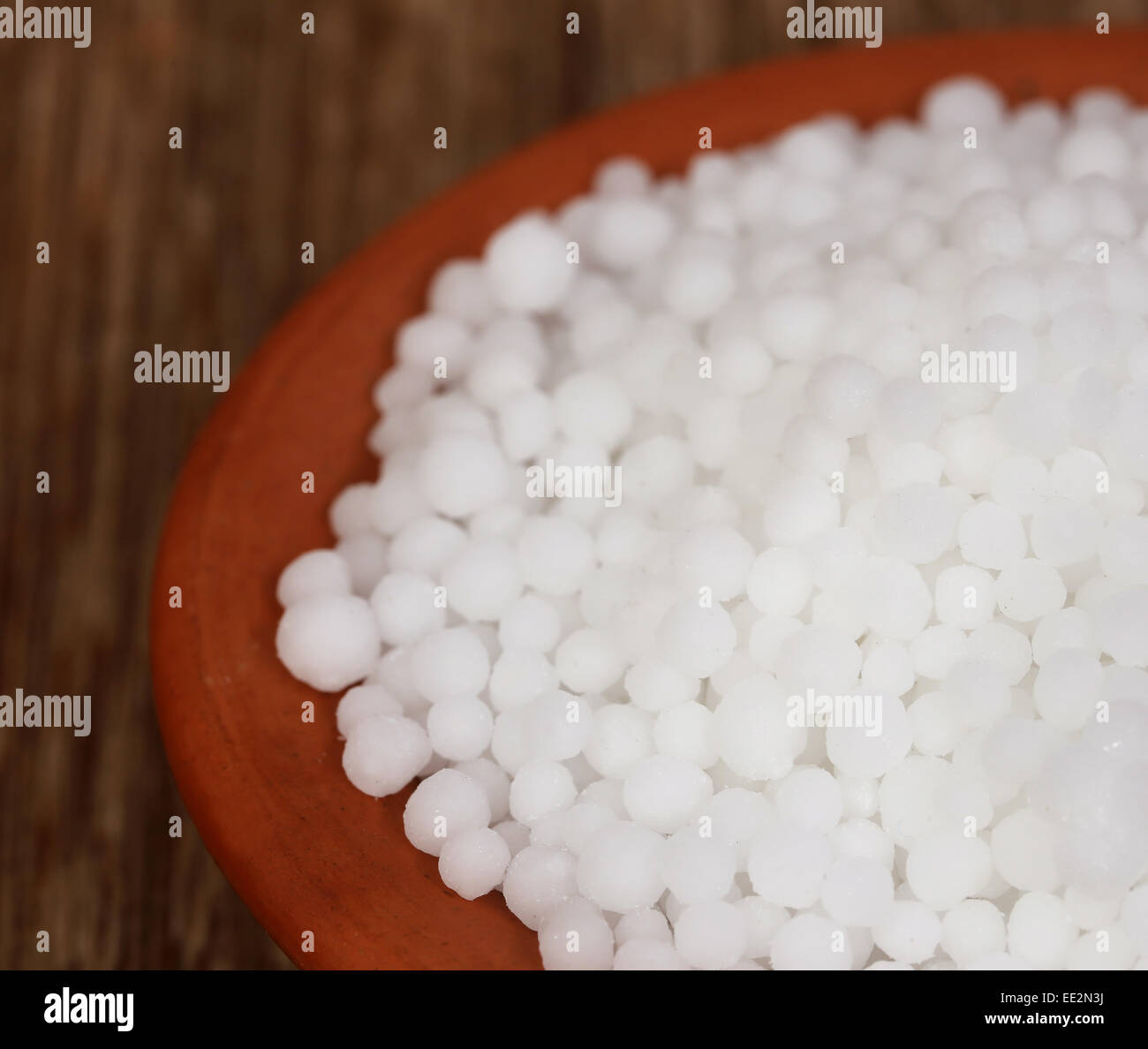 In prossimità di alcuni fertilizzanti di urea su una tazza Foto Stock