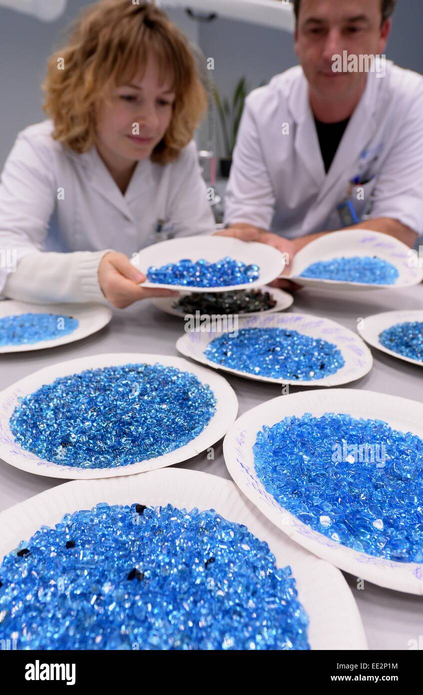 I dipendenti Melanie Weise e Gert Grosse tipo topaz pietre preziose prima che essi vengono trattati in un acceleratore di elettroni in un Herotron E-Beam GmbH in laboratorio Bitterfeld-Wolfen, Germania, 13 gennaio 2015. Per oltre dieci anni in tutto il mondo azienda operativa con i suoi 19 dipendenti lavora come un fornitore di servizi per il trattamento industriale dei materiali con elettroni accelerati. Sul sito nella Sassonia-Anhalt Herotron due servizi ad alte prestazioni di acceleratori di elettroni. L'apparecchiatura è diretta verso la modifica di fibre sintetiche e pietre preziose ed è utilizzato per la sterilizzazione di prodotti medicali e pa Foto Stock