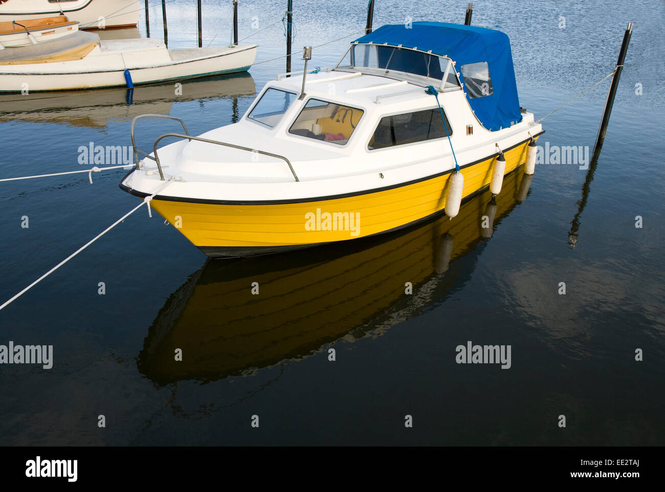 Riflessioni da una piccola barca in porto Norsminde, Danimarca Foto Stock