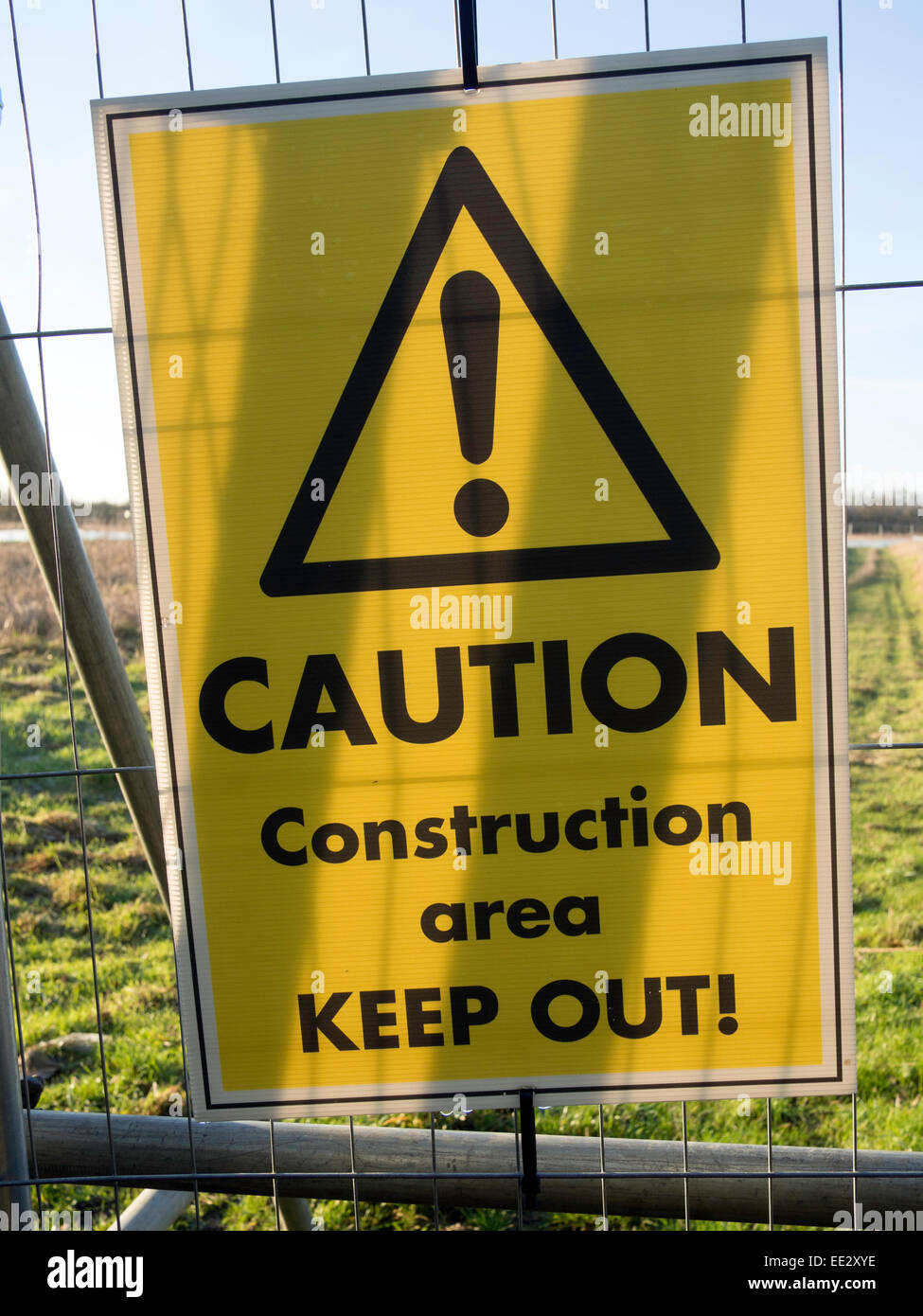 Un 'attenzione area di costruzione. Tenere fuori!' firmare in un recinto in una casa sito di costruzione in Watchfield, Oxfordshire, Regno Unito Foto Stock