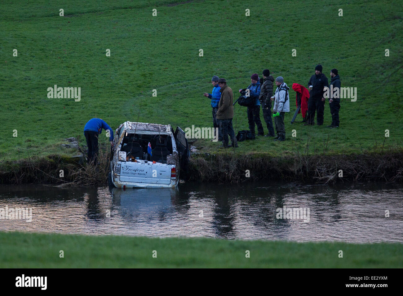 Skipton, North Yorkshire, Regno Unito - 13 gennaio 2015. Jeremy Clarkson scene di film per motivi di Broughton Hall durante luce neve docce. Jeremy tenta di guidare il proprio veicolo oltre la piccola corrente di fronte alla casa principale e si incunea per un certo numero di volte sulla riva lontana. Credito: Tom Holmes / Alamy Live News Foto Stock