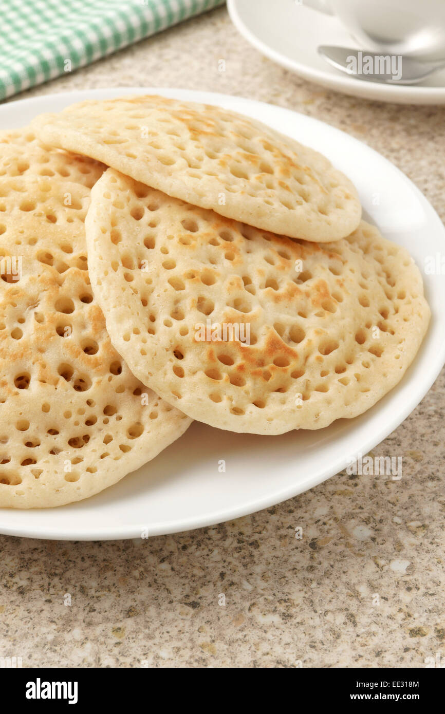 Pikelets una variazione regionale della tradizionale crumpet Foto Stock