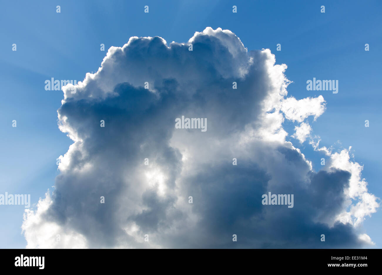 Raggi di sole dietro dark cloud Foto Stock