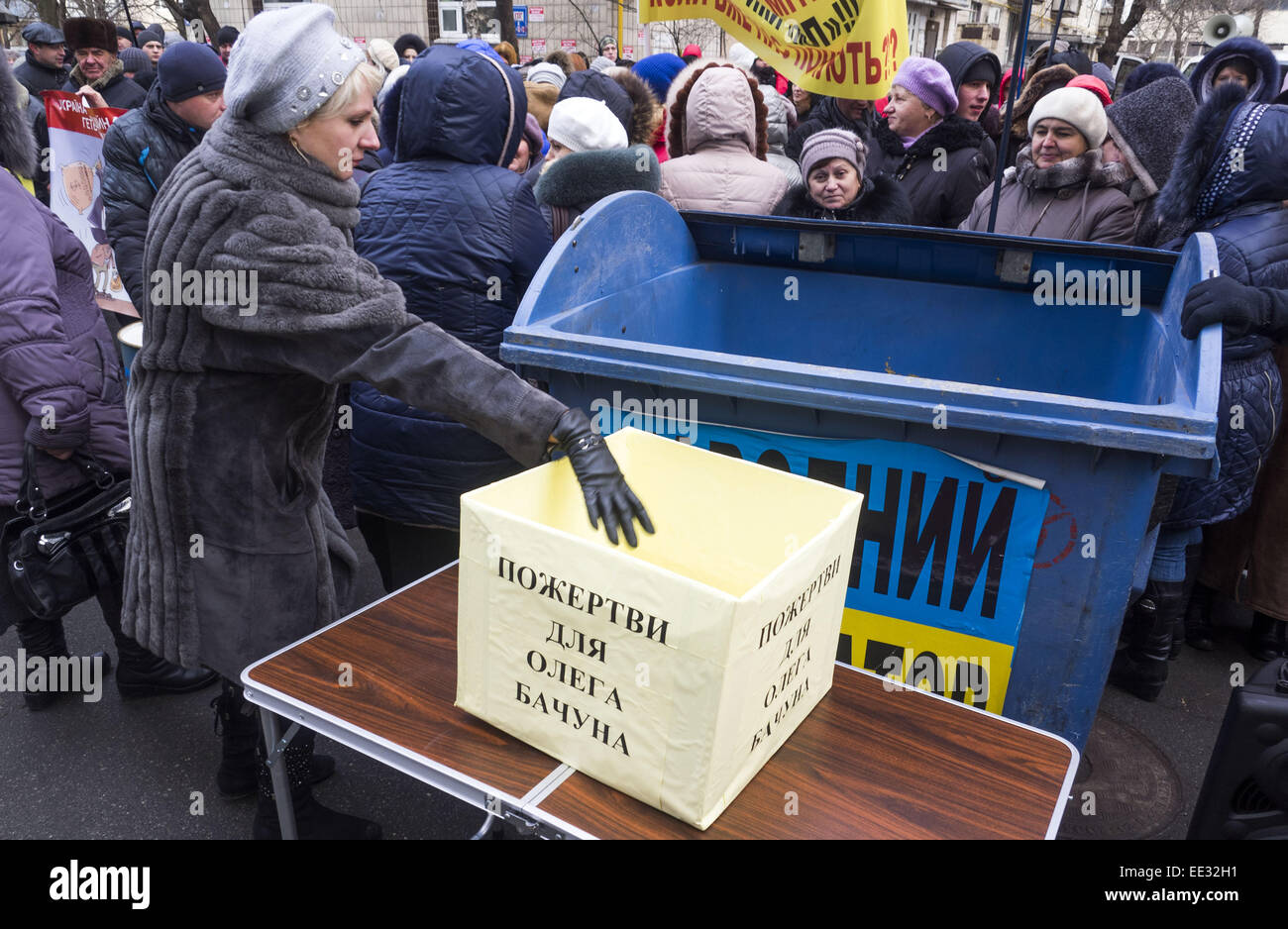 Lavoratori in fabbrica raccogliere donazioni per il vice procuratore generale Oleg Bachun. Xiii gen, 2015. -- Zhytomyr fabbrica dolciaria i lavoratori hanno bisogno di respingere il procuratore generale di Ucraina Vitaly Yarema e il suo primo vice Oleg Bachun. Kiev, 13 gennaio 2015, della fabbrica picketed il procuratore generale per la nona volta. Tradizionalmente, i manifestanti hanno portato bidoni della spazzatura, striscioni e tamburi in fusti in metallo. © Igor Golovniov/ZUMA filo/Alamy Live News Foto Stock