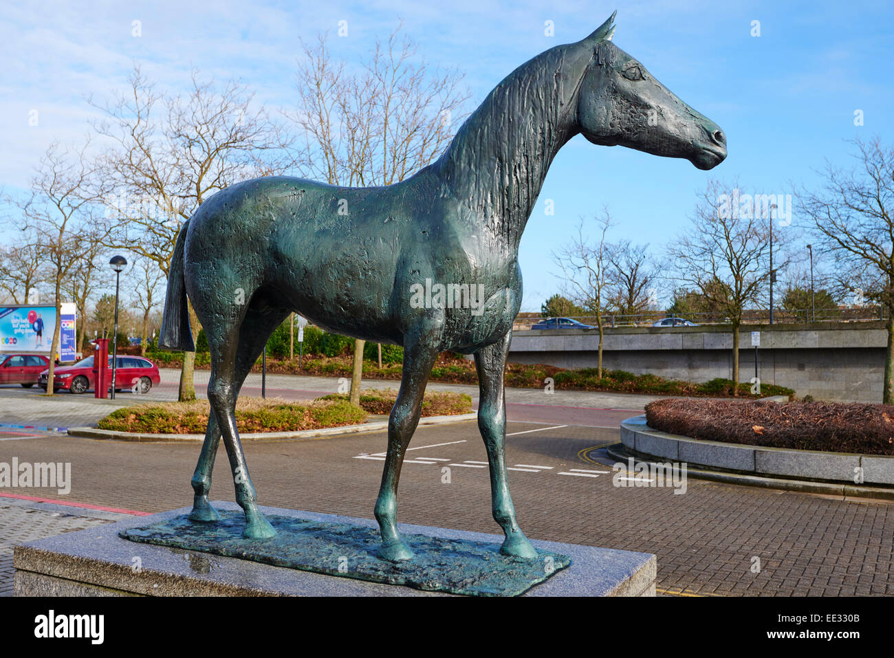 Cavallo nero una scultura in bronzo di Elisabeth Frink Silbury Boulevard Milton Keynes Buckinghamshire REGNO UNITO Foto Stock