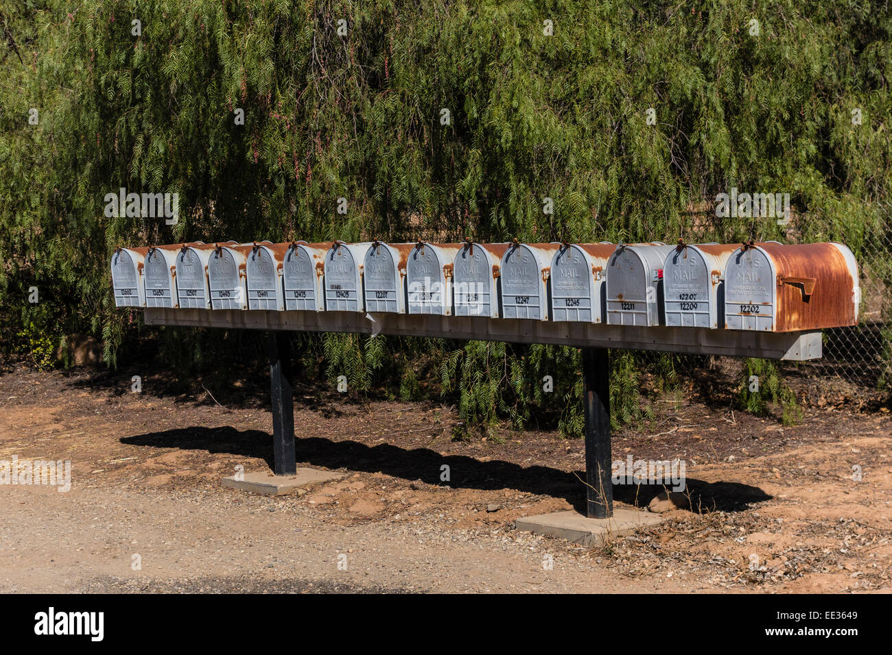 Una fila di identici arrugginendo metallo scatole lungo una strada di campagna al di fuori di Ojai, California. Foto Stock