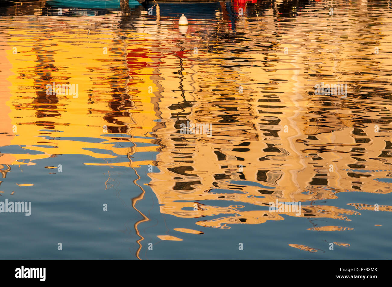 Le case si riflette sulle calme acque del porto di Chania, Creta, Grecia Foto Stock