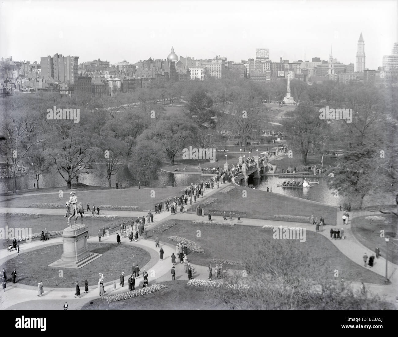 Antiquariato fotografia 1932, vista dello skyline di Boston su Boston Public Garden, dal Ritz Carlton Hotel, con la statua di George Washington in primo piano. Da sinistra a destra la casa di stato, Chevrolet segno, e Custom House Torre. Immagine presa il 7 maggio 1932, ha rilevato "tulip time." Fonte: negativo originale Foto Stock