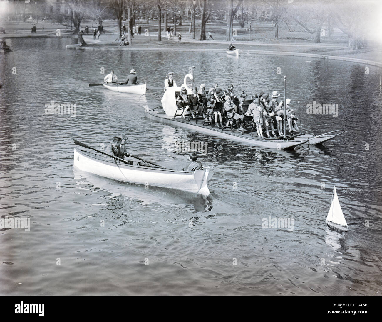 Antiquariato fotografia 1931, swan barca e barca a remi in stagno a Boston Public Garden di Boston, Massachusetts, USA. Immagine presa sul 19 aprile 1931 noto anche come patrioti" giorno. Foto Stock