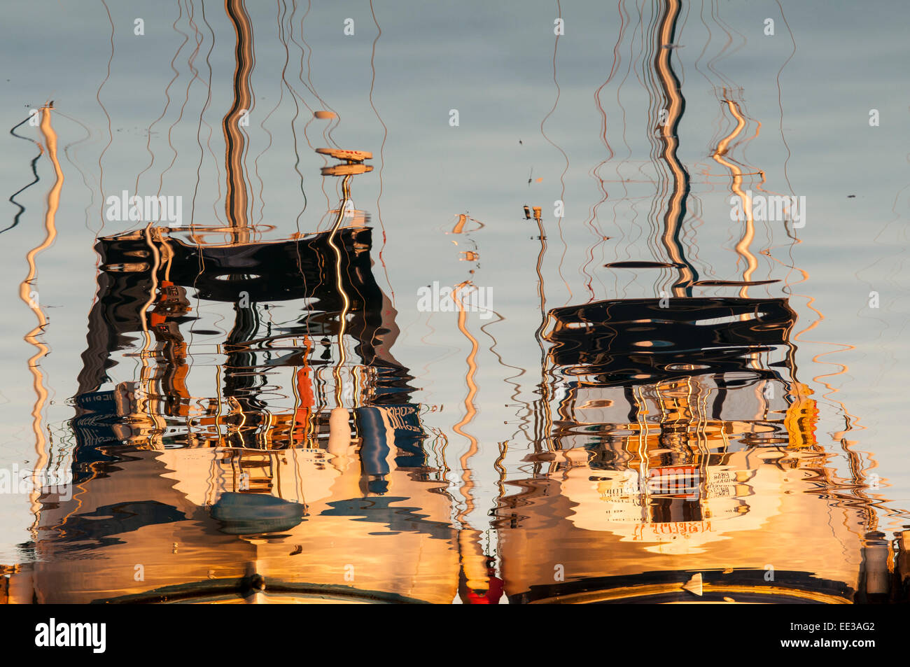 Una straordinaria riflessione di barche a vela in acqua calma. L'immagine viene ruotata di 180 gradi Foto Stock