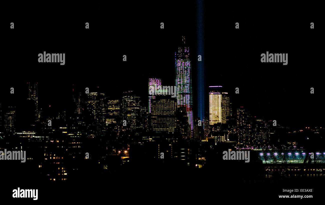 Luci luminose di NYC nel profondo buio della notte. Foto Stock