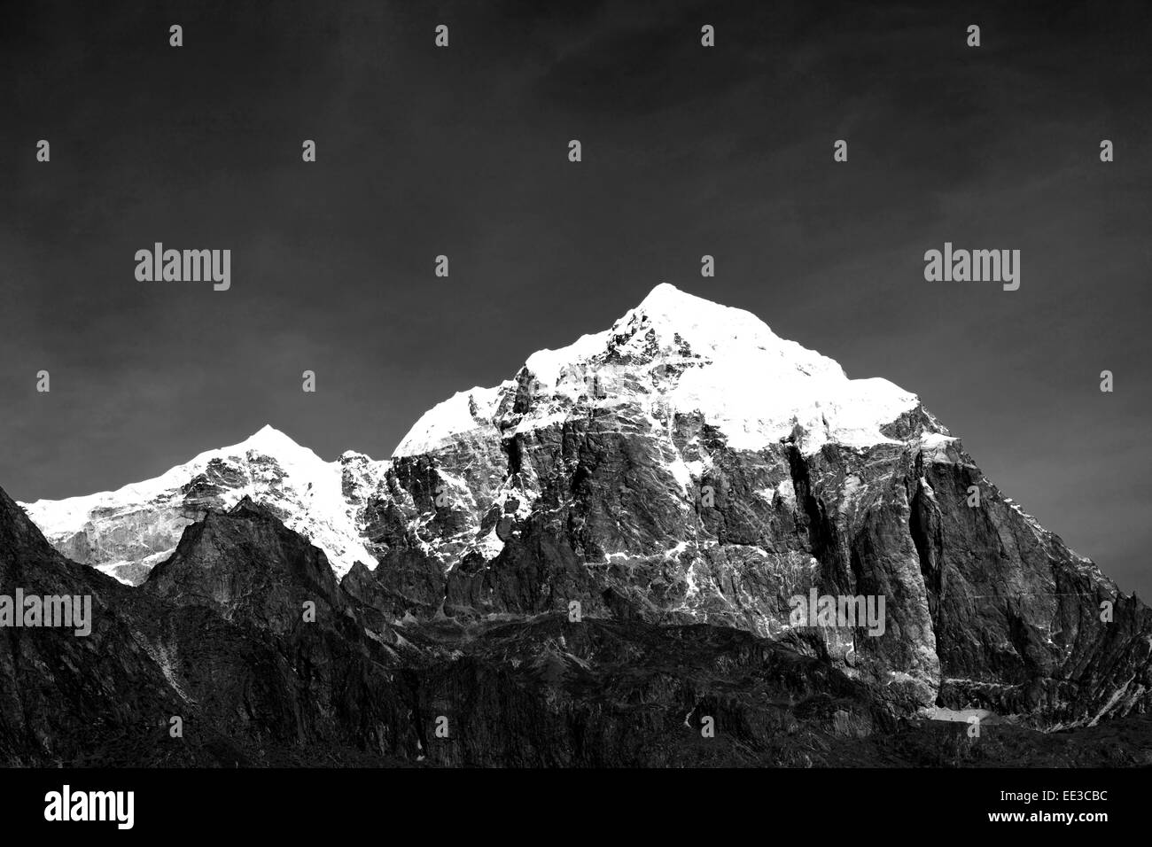 Snow capped Tabouche picchi di montagna, dell'Himalaya, Sito Patrimonio Mondiale dell'UNESCO, il Parco Nazionale di Sagarmatha, Solu-Khumbu Foto Stock