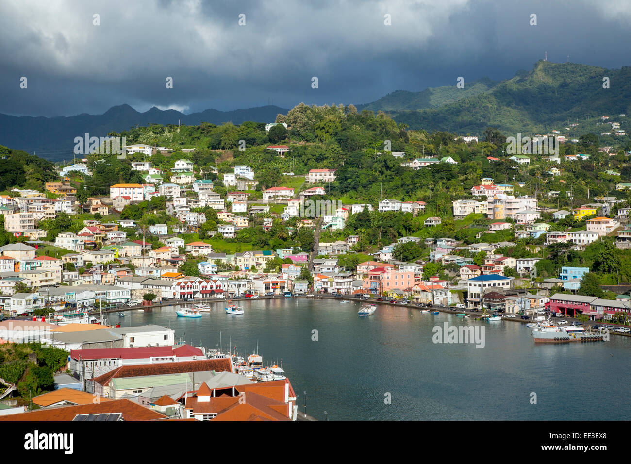 Porto Interno - il Carenage e cittadina collinare di Saint Georges, Grenada, West Indies Foto Stock