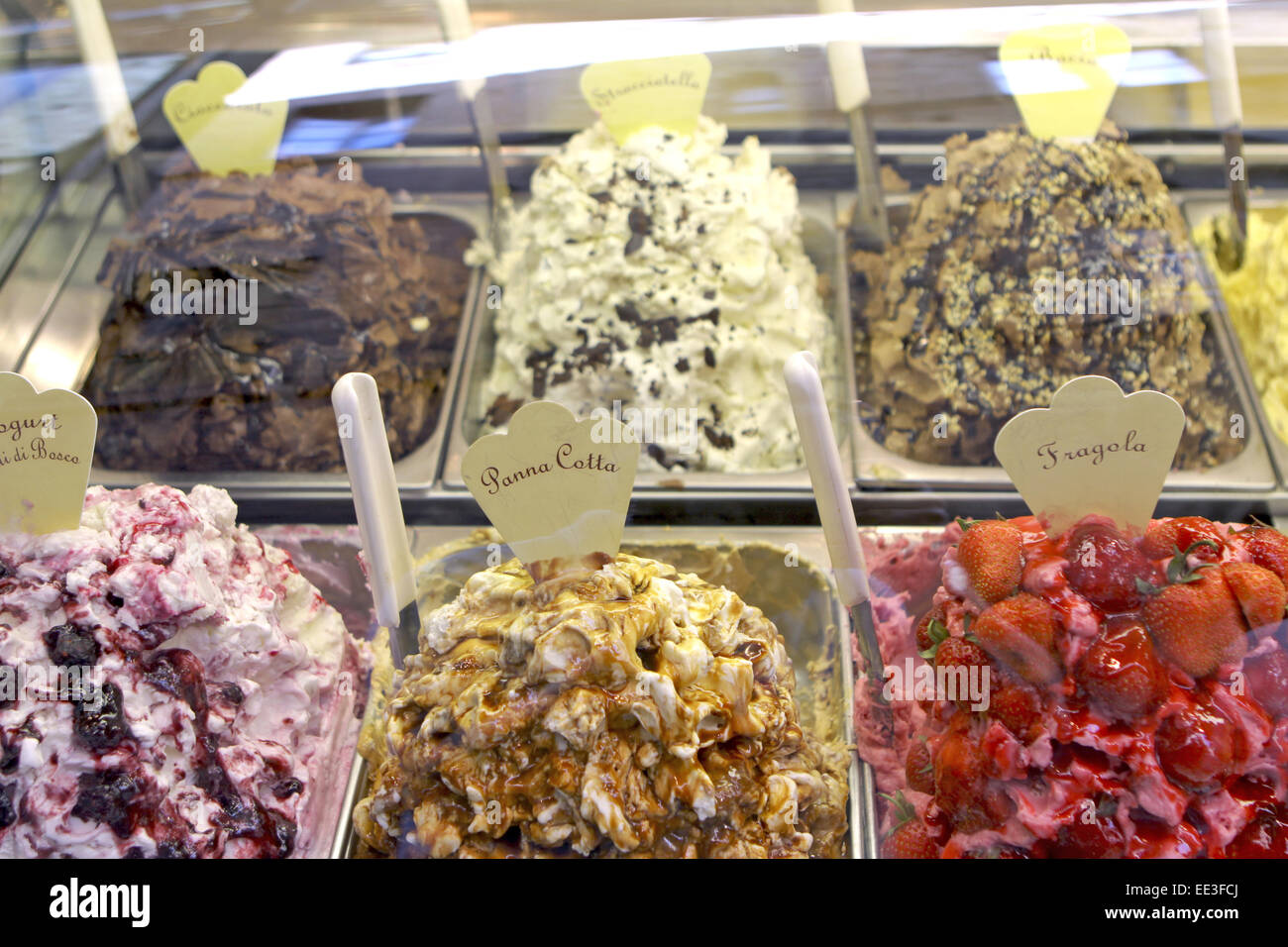 Italien Toskana, Eisdiele in Siena, Urlaub, Eis Suessigkeiten, Spazialitaet, gelati Foto Stock