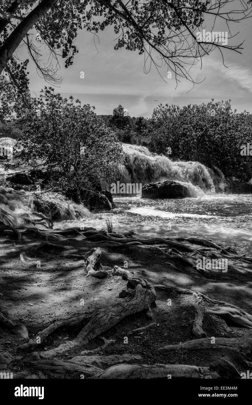L'acqua in movimento in Lagunas de Ruidera, Ciudad Real (Spagna) Foto Stock