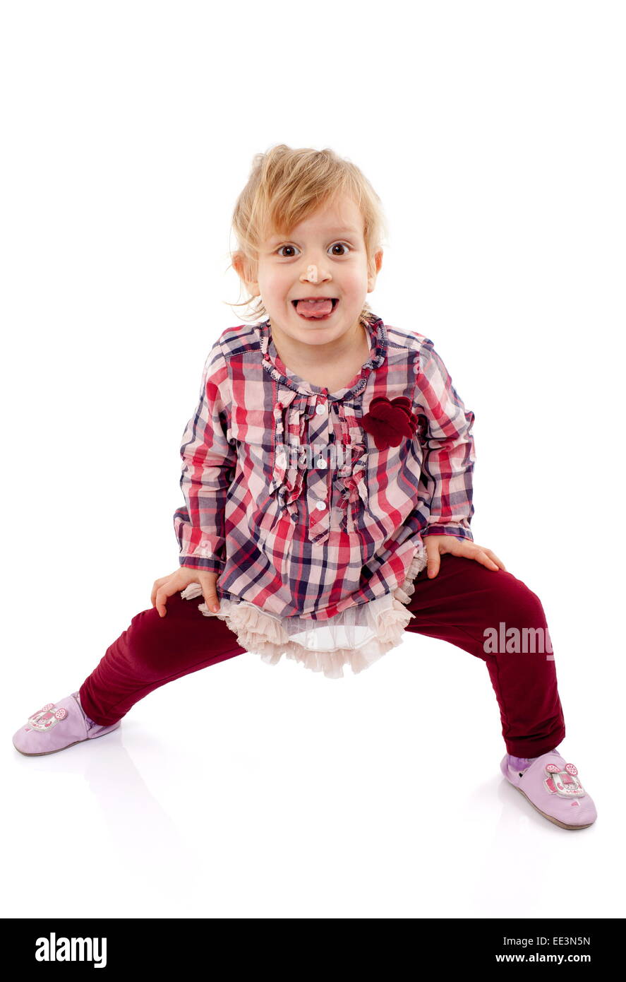 Bambina giocare e divertirsi mostrando la sua lingua Foto Stock