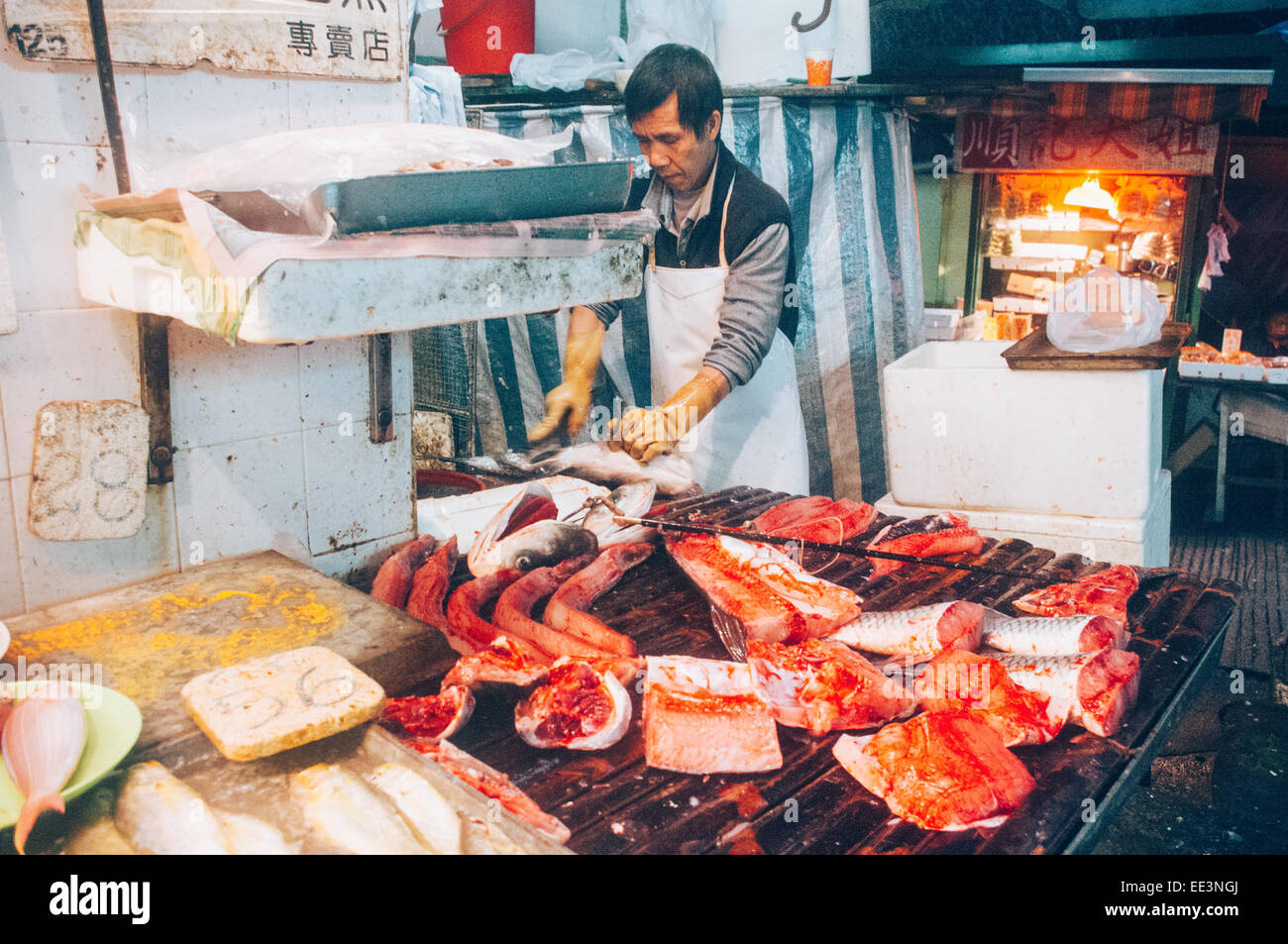 Asian pescivendolo o venditore di pesce di Hong Kong mercato umido. Foto Stock