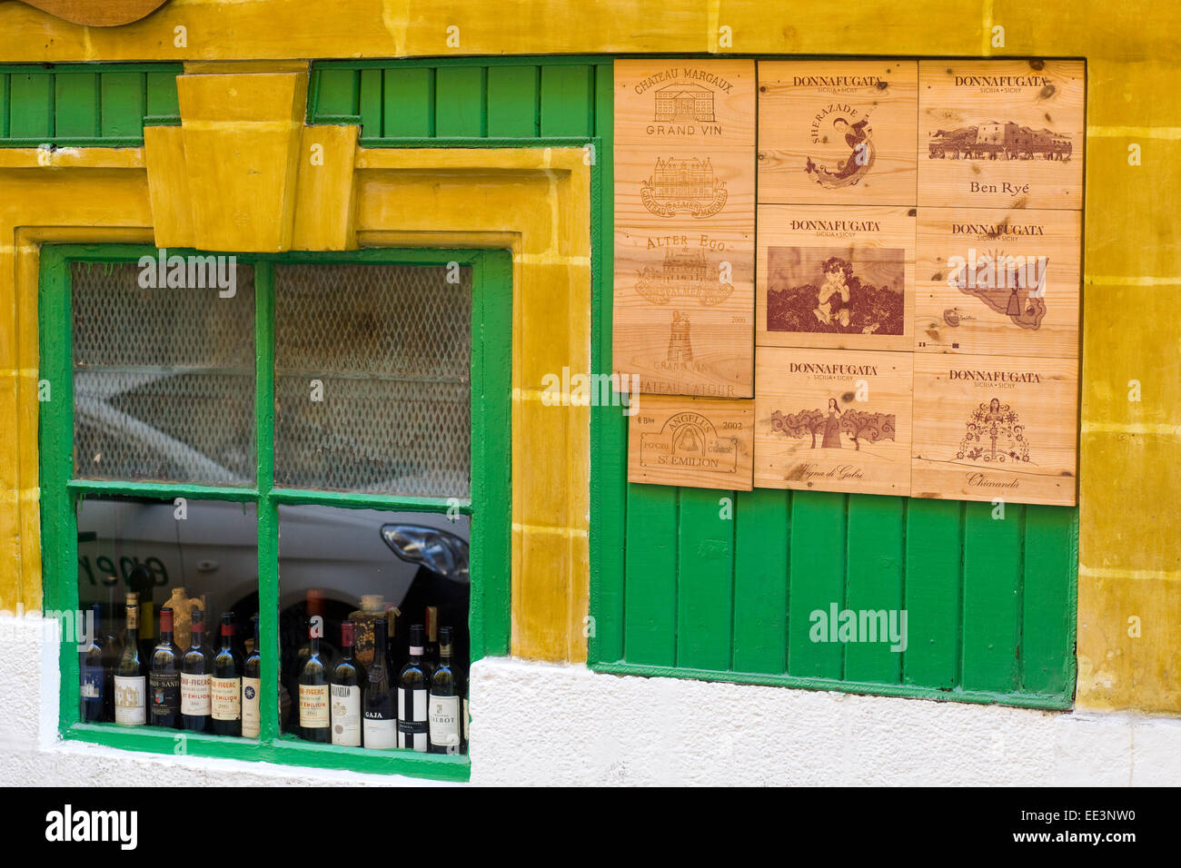 Vivacemente colorato Ingresso al Café per le strade di Malta Foto Stock