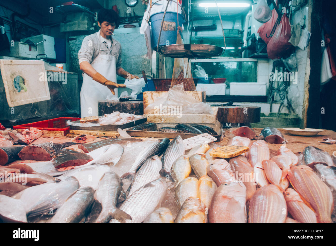 Asian pescivendolo o venditore di pesce di Hong Kong mercato umido. Foto Stock