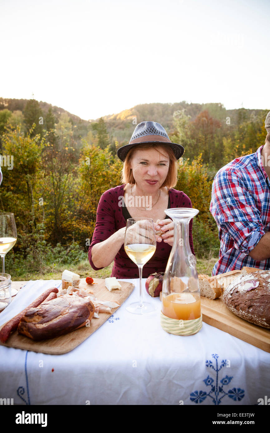 Famiglia avente un picnic nel giardino, Monaco di Baviera, Germania Foto Stock