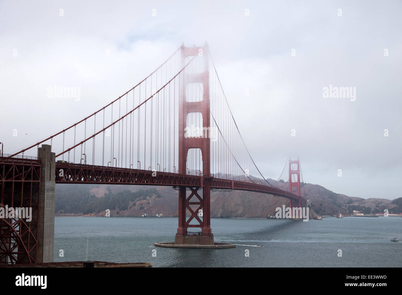 Il Golden Gate Bridge di San Francisco in una nebbiosa giorno Foto Stock