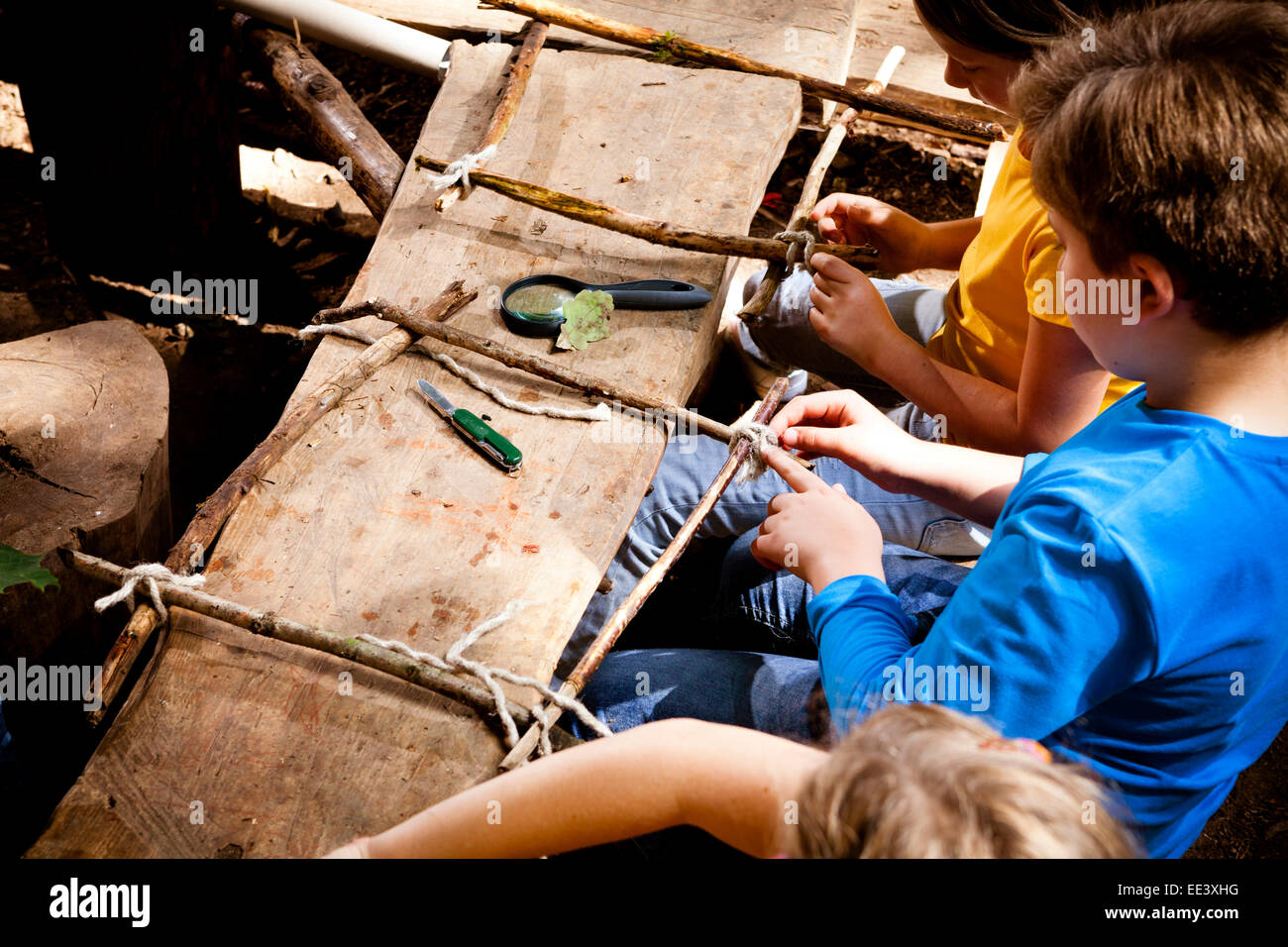 I bambini la creazione di una foresta camp, Monaco di Baviera, Germania Foto Stock