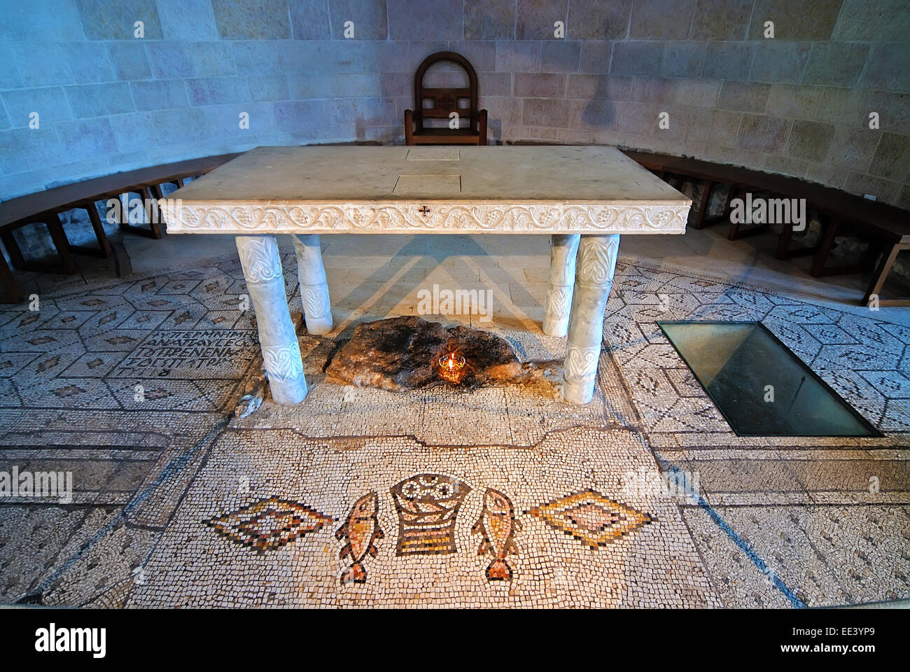 Un mosaico antico dei pani e due pesci inTabgha, Gallilee, Israele Foto Stock