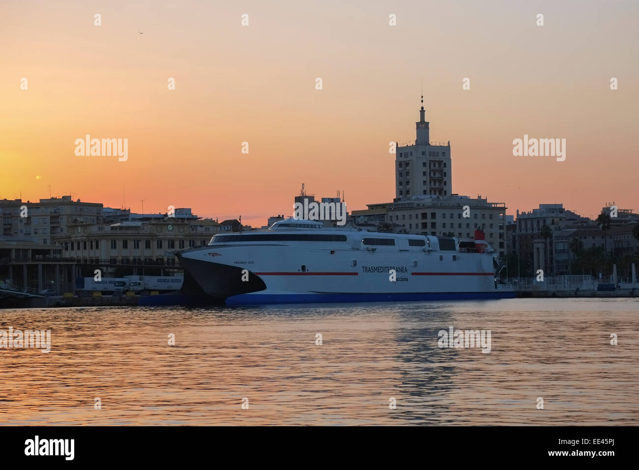 Malaga, Spagna: Mediterraneo Trans Ferry ancorata in Malaga al tramonto Foto Stock