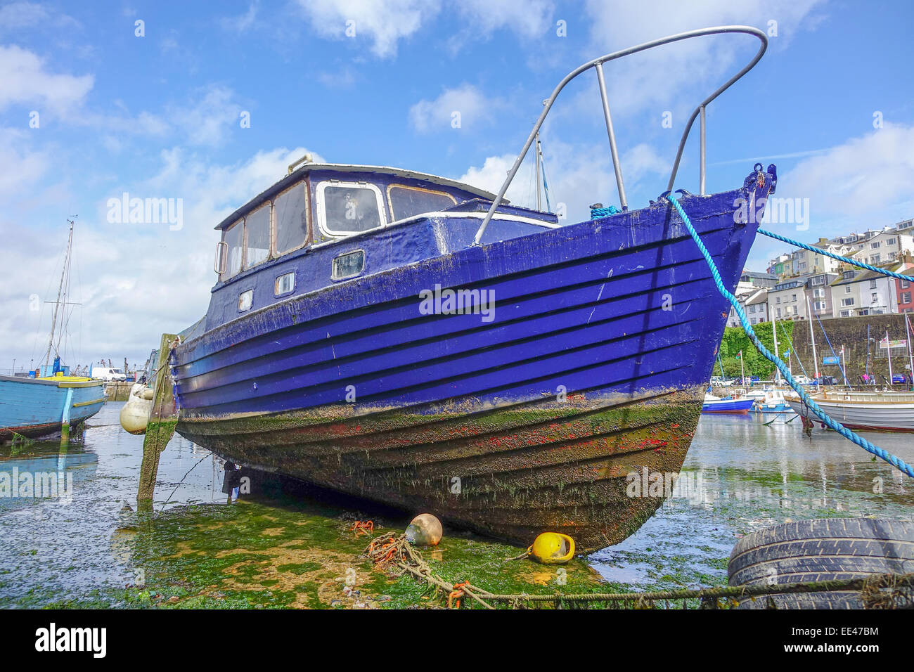 Barca blu e il colore del cielo il colore e la struttura vuota Porto Porto di Brixham Devon England Regno Unito Foto Stock