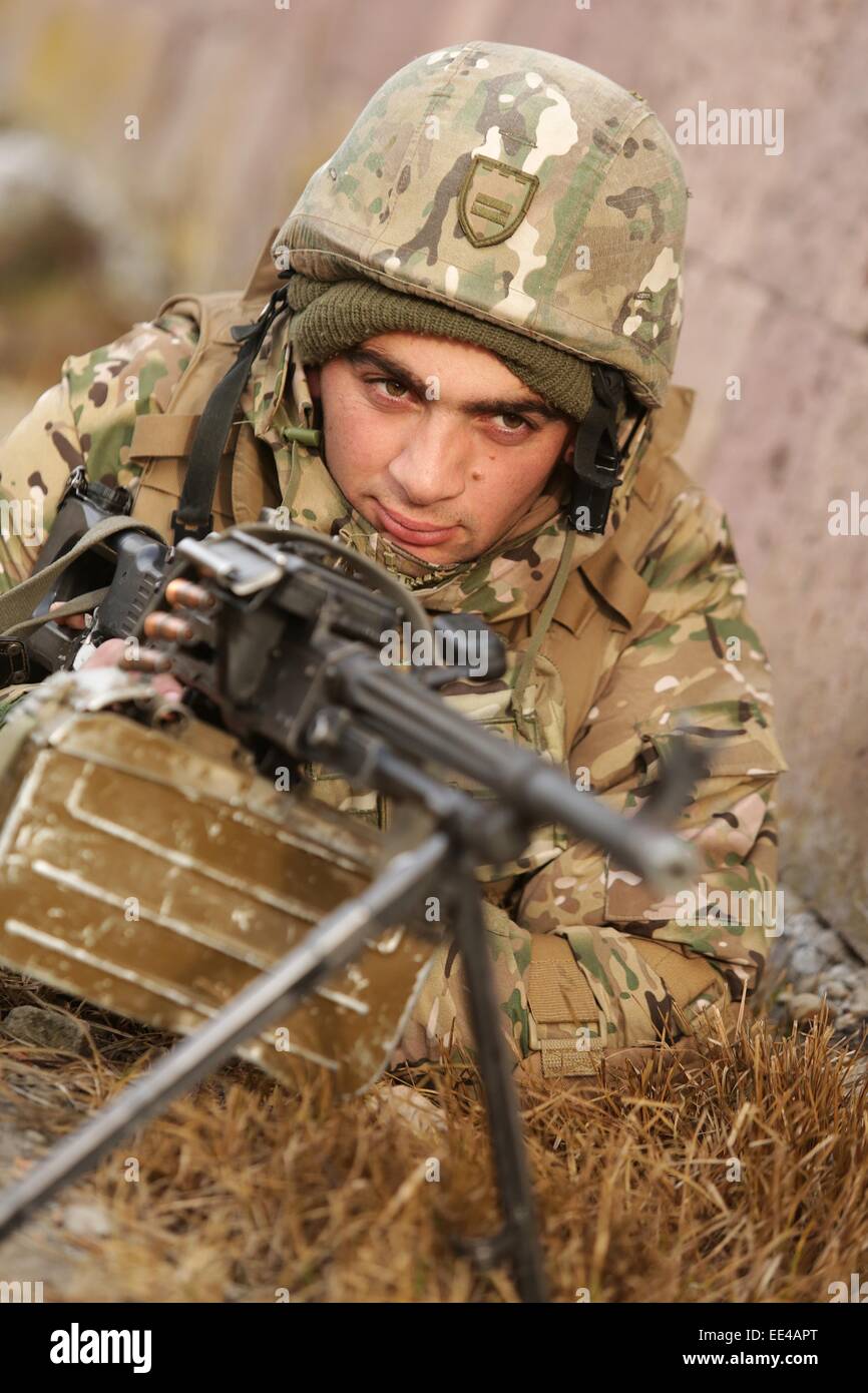 Un esercito georgiano soldato durante il corso di formazione in prossimità del confine con Azberjan in preparazione per la distribuzione in Afghanistan 13 Gennaio 2015 a Rustavi, Georgia. Foto Stock