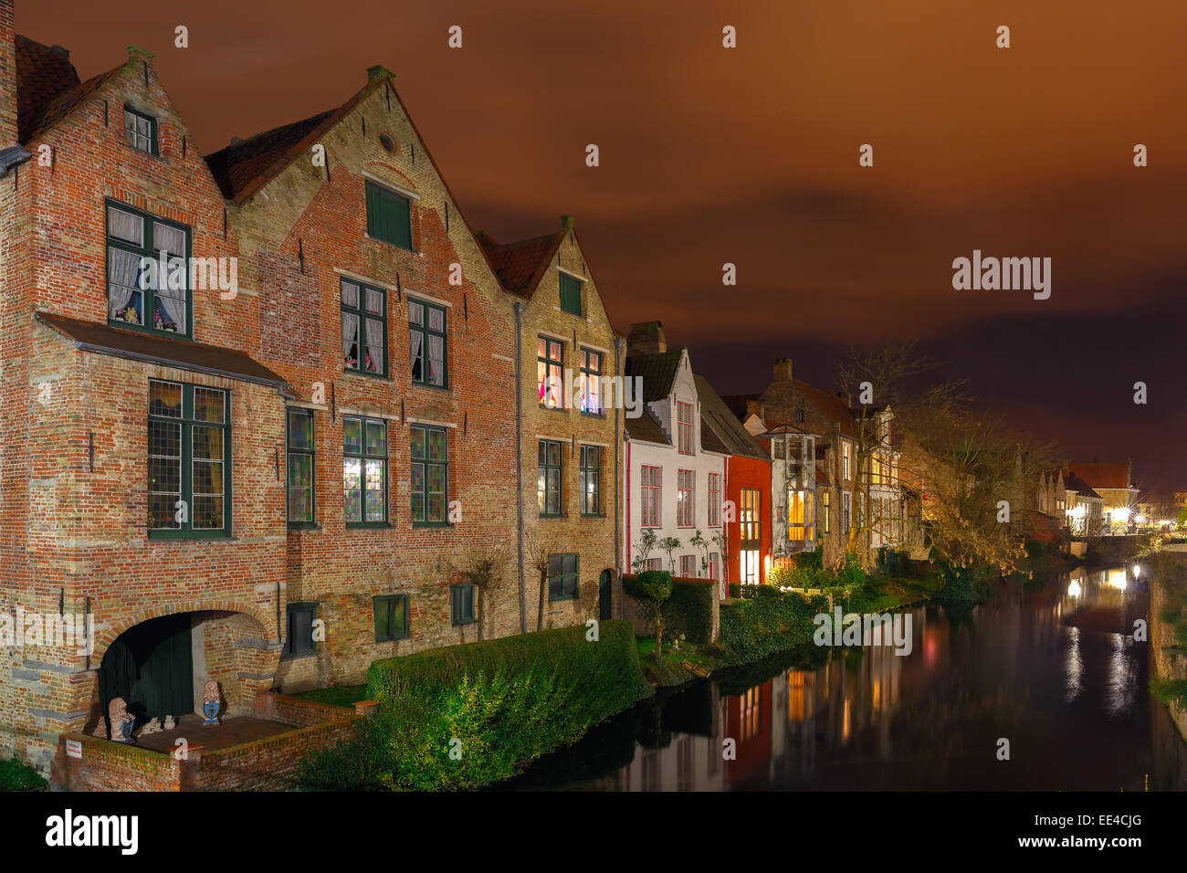 Scenic cityscape con la pittoresca notte canal medievale di Bruges, Belgio Foto Stock