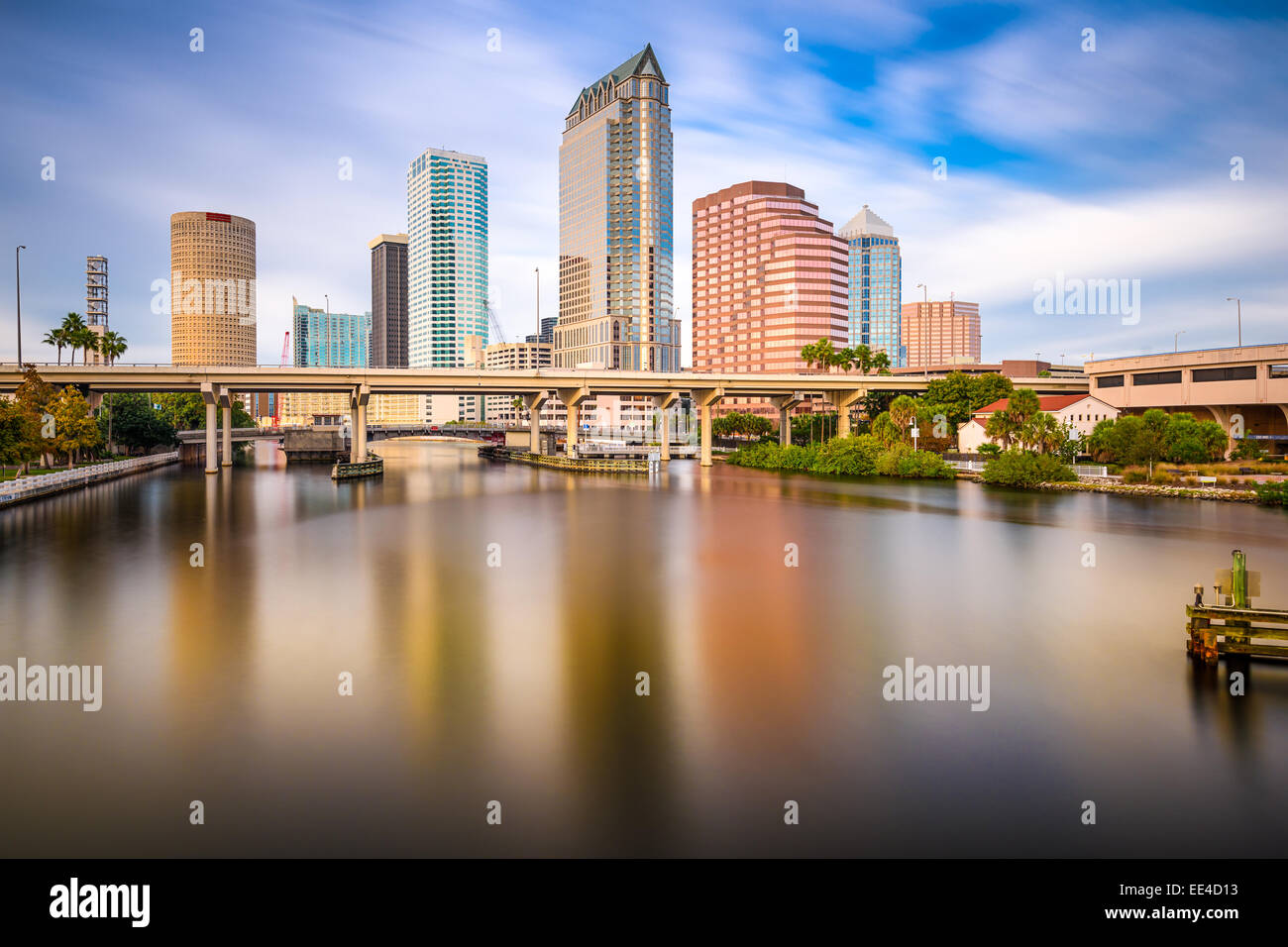 Tampa, Florida, Stati Uniti d'America downtown skyline della città sul fiume Hillsborough. Foto Stock