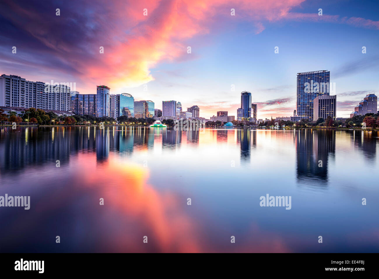 Orlando, Florida, Stati Uniti d'America downtown skyline della città a Lake Eola. Foto Stock